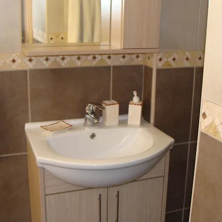 Polyxenia Isaak Luxury And פרוטאראס