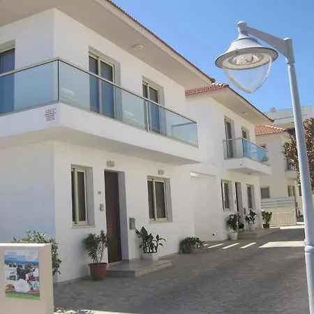 Polyxenia Isaak Luxury And * פרוטאראס